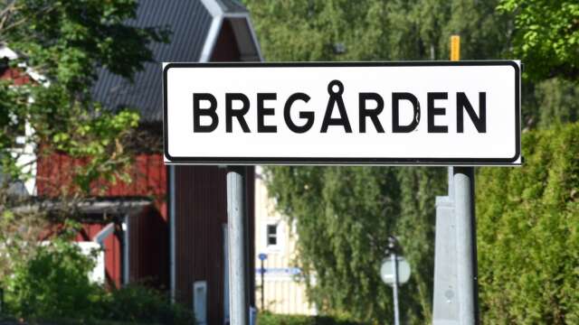 Karlskoga kommun har anmält en båt som står olovligen parkerad  vid en brygga i Bregården.