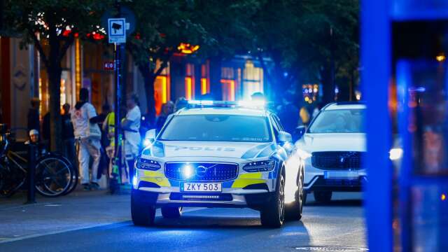 Storbråket i centrala Karlstad slutade med att en man i 20-årsåldern blev skuren i kinden.