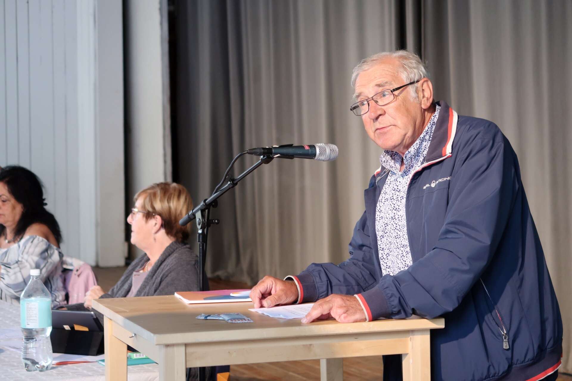 Kommunrevisionens ordförande Sven-Åke Gustavsson ger Jim Jakobsson rätt.