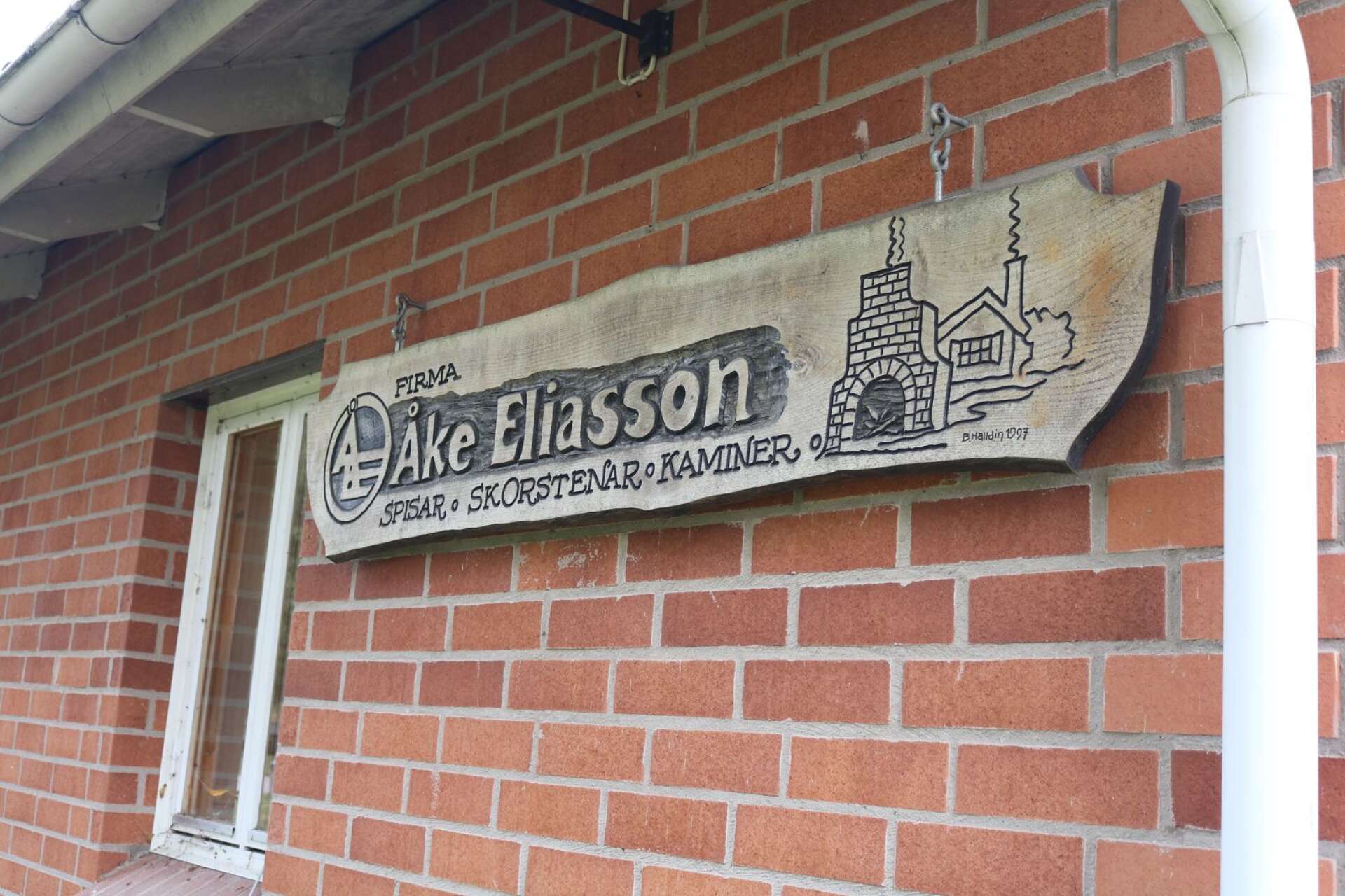 Åke Eliasson skorstenar och kaminer i Essunga har funnits i många år. Butiken på gården öppnade 1991.