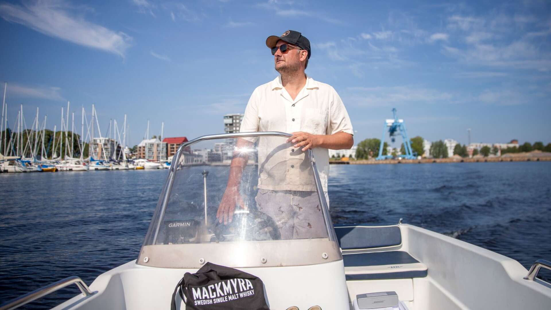 Eric Bräck är produkt- och försäljningschef på Mackmyra. När han är hemma i Karlstad blir det nästan alltid en tur i båten på Vänern.
