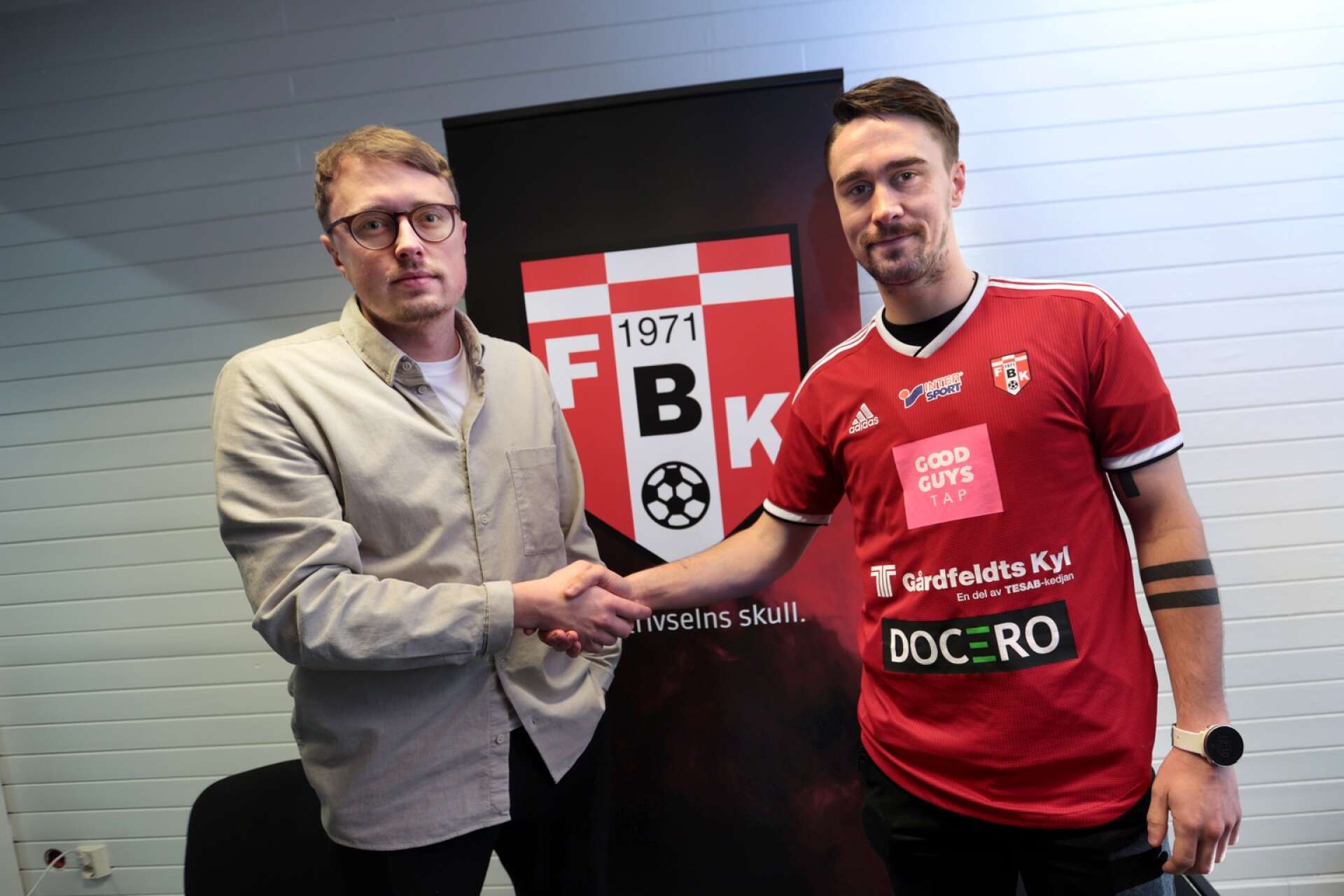 Sportchefen Erik Wennberg, här med André Jernberg, är i högsta grad involverad i framgångssagan FBK Karlstad – som nu på lördag kan ta klivet upp till division I.