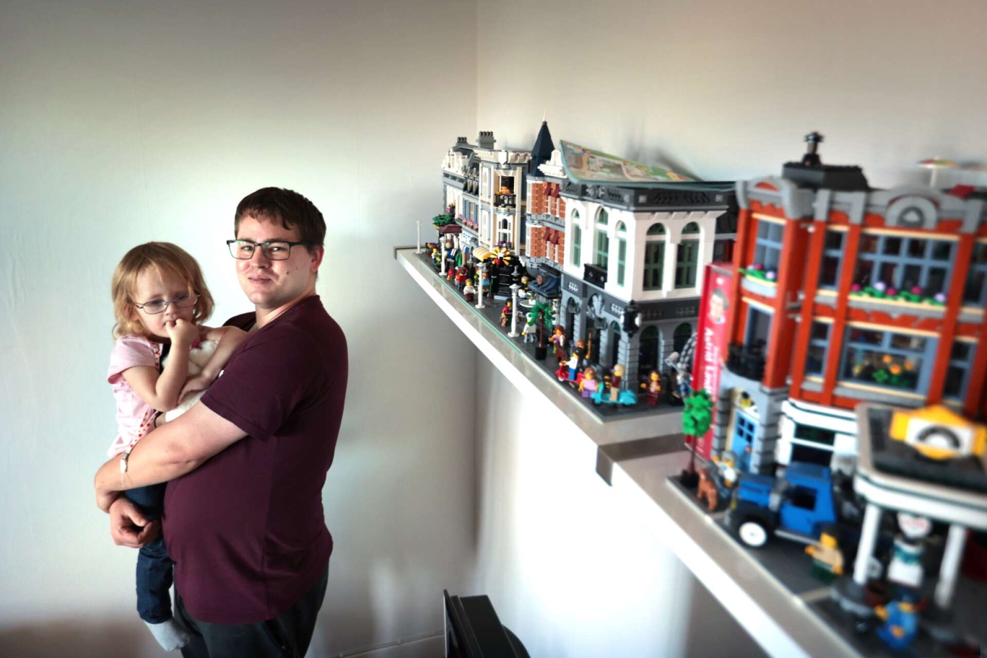 Legobyggen trängs med dottern Julias leksaker i bostaden.