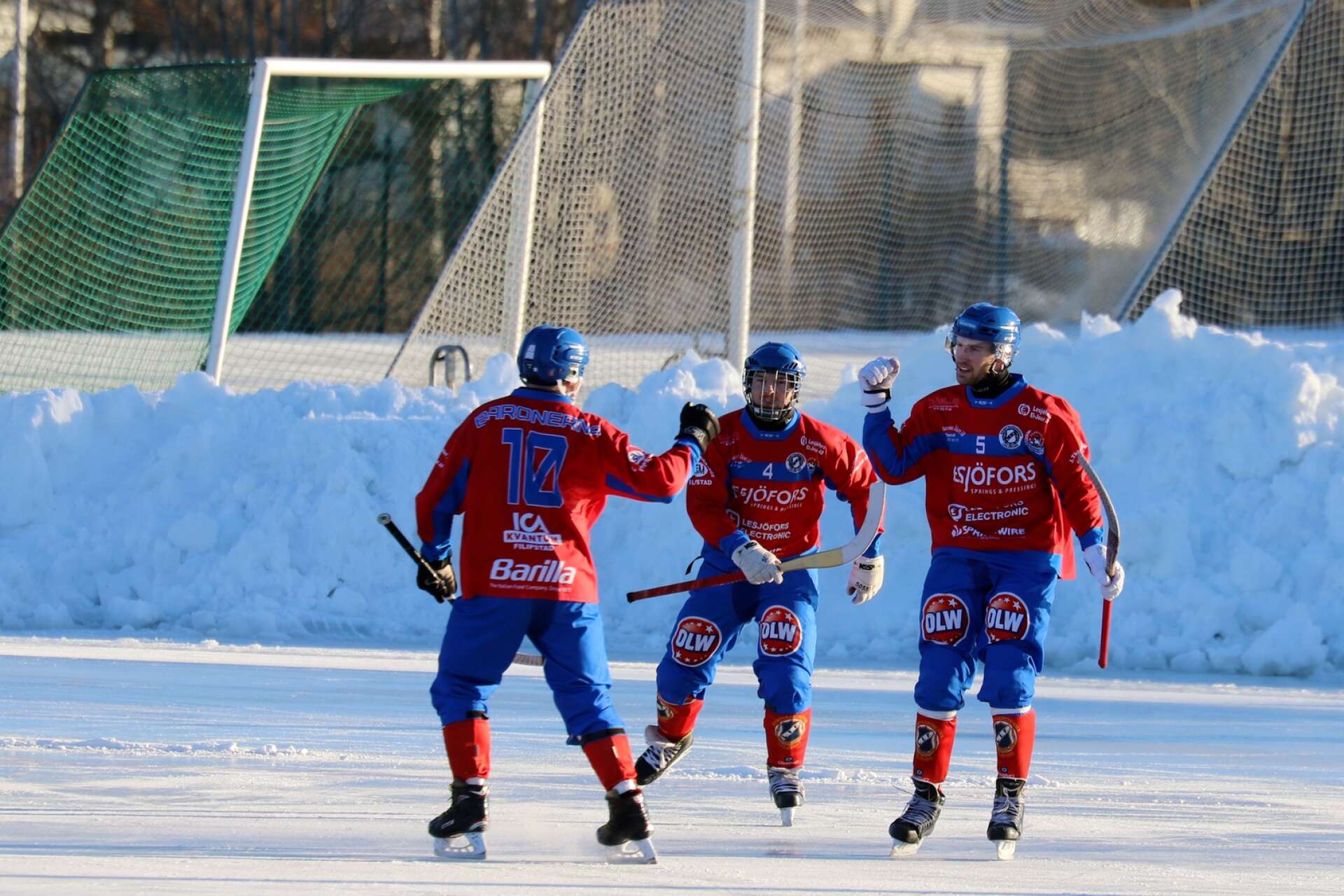 Säsongens första match på Stålvallen spelades i strålande sol. Lesjöfors/Filipstad bjöd dessutom  på en fin uppvisning med stort målkalas - Finspång kördes över med siffrorna 12-3.