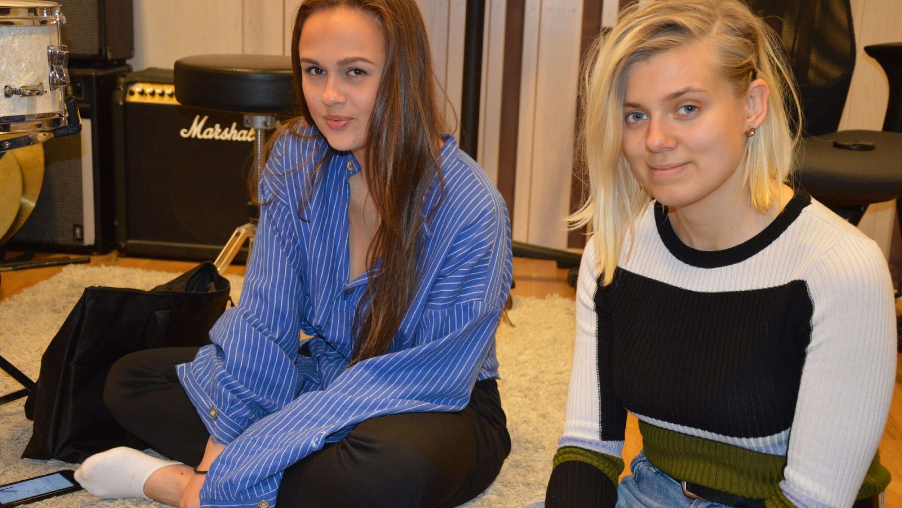 Christina Papatheocharis och Rebecka Strågefors i full färd med melodiskapandet.