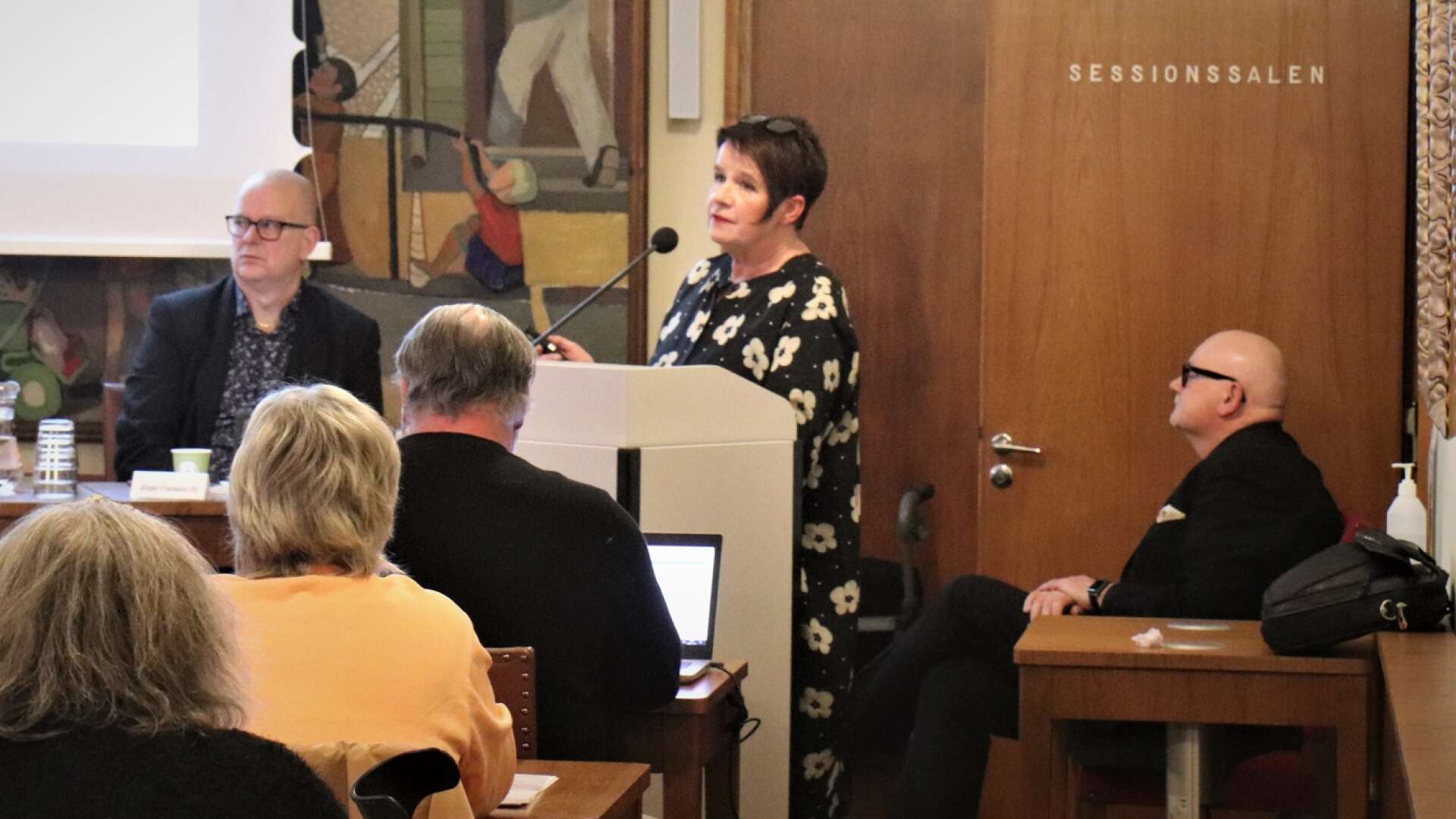 Kommunalrådet Catrin Hulmarker (M) föredrog alliansens budget, som innebär skattehöjning med 43 öre. Kommunfullmäktiges vide ordförande Jörgen Fransson (S) och ordförande Michael Kihlström (KD) lyssnade och begrundade.