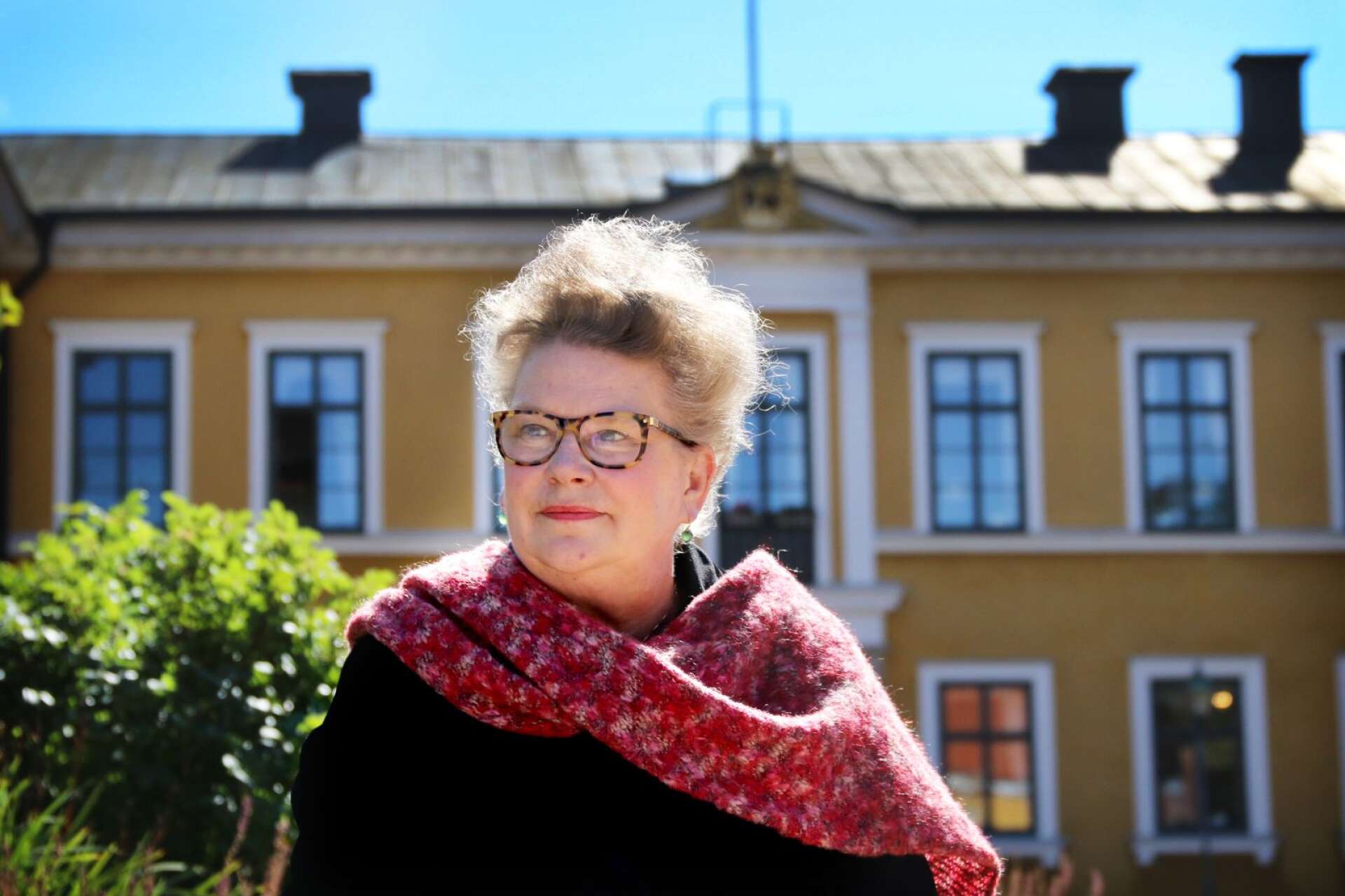 Författaren Gunilla Linn Persson från Ekeskog har skrivit manus till premiäravsnittet av Drottningarna.