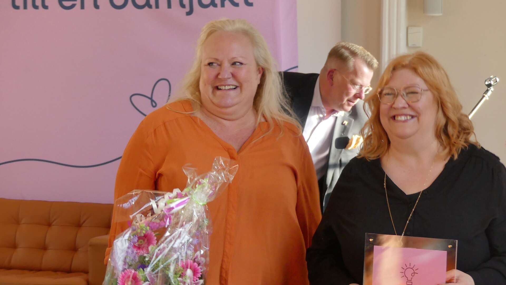 Anna Sirén och Helen Hagström var lika lyckliga som överraskade över priset som tilldelats Säffleoperan.