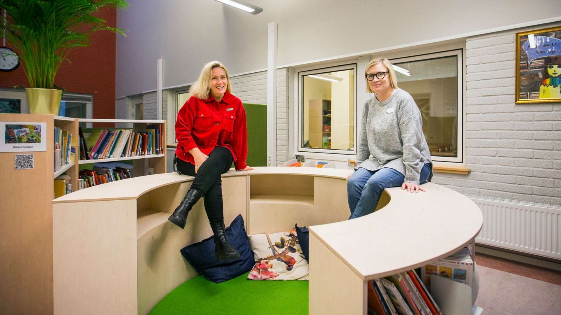 Maria Hultkrantz och Maria Ejnermark jublar över barn- och ungdomsförvaltningens satsning på läsförståelse.