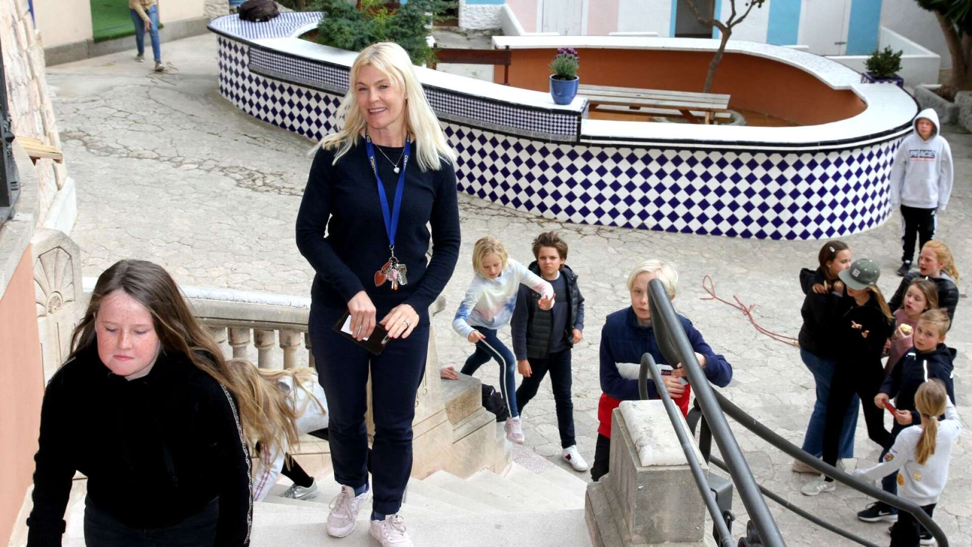 Therese Lottini är rektor på svenska skolan på Mallorca sedan några år tillbaka. Dessförinnan var hon lärare på skolan i elva år. Villa Schembri är en slottsliknande byggnad med många rum, vackra målningar, stor gård, plaskdamm, bardisk och hönshus.