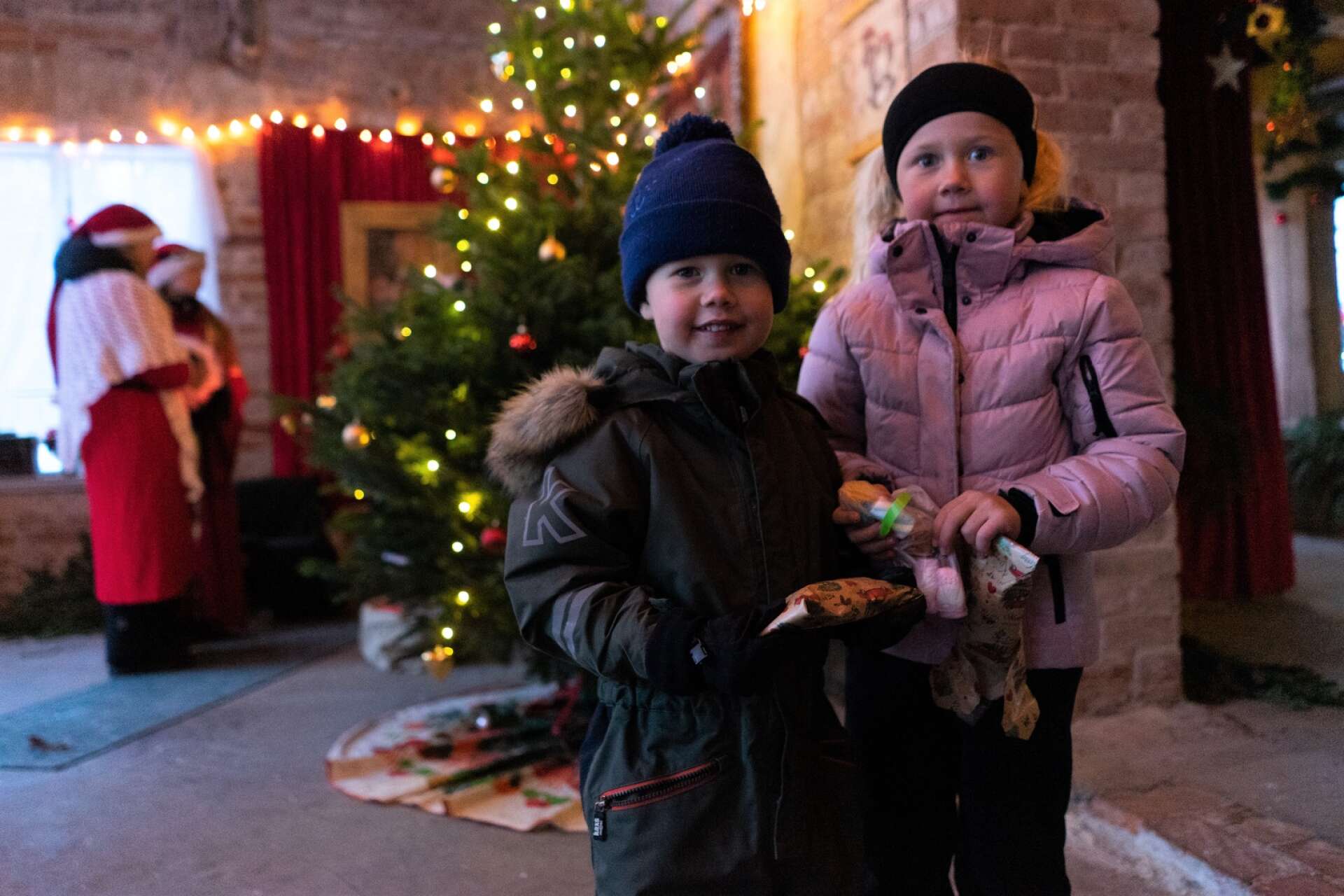 Noelia och Nicolas Järkehed fick varsin julklapp med mumsigt innehåll. 