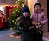 Noelia och Nicolas Järkehed fick varsin julklapp med mumsigt innehåll. 