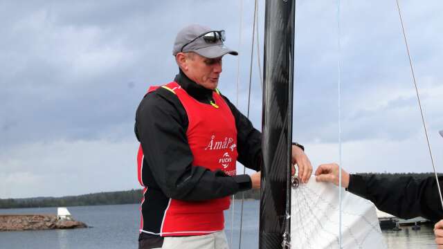 Fredrik Pettersson ingår i SSÅV:s femmannabesättning som är på plats i allsvenskans första regatta i Skanör. ”Vattnet smakar salt”, säger han om skillnaden mellan att segla i Vänern och på havet.