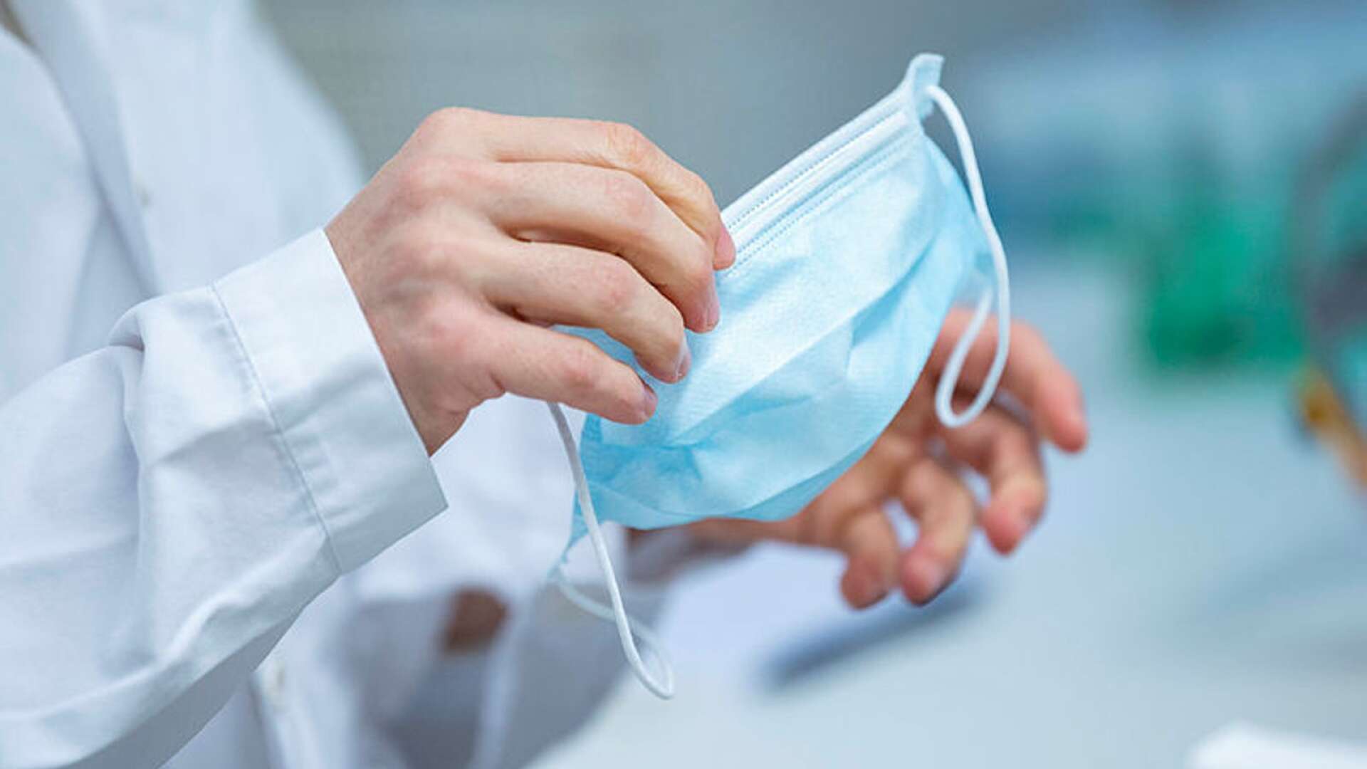 Från och med i dag rekommenderas alla patienter och besökare i vårdlokaler i Västra Götalandsregionen, att bära munskydd.