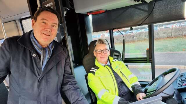 Trafikdirektör Mattias Bergh och depåchefen Linda Hultgren, som körde snabbussen på en provtur längs den nya sträckningen.