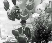Ballongförsäljare har varit ett självklart inslag i marknadsvimlet. Den här bilden togs redan på 1950-talet. 