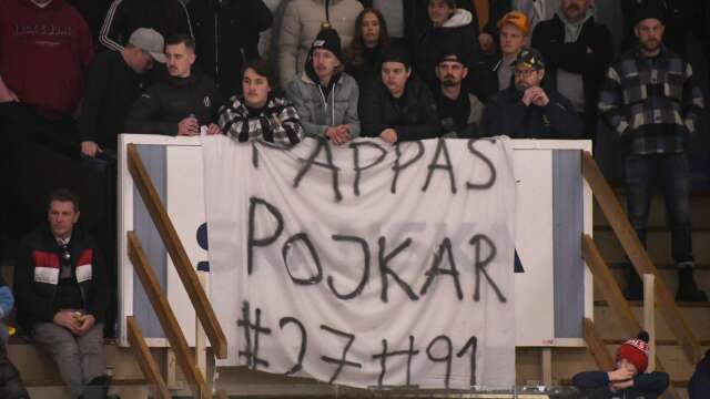 Redan innan matchen var den hetsiga stämningen i gång, då Munkfors-supportrar hade med sig en ny banderoll.