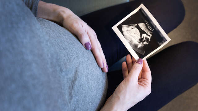 I flera regioner bokas nu en kontroll hos barnmorskan in redan innan förlossningen. Arkivbild.
