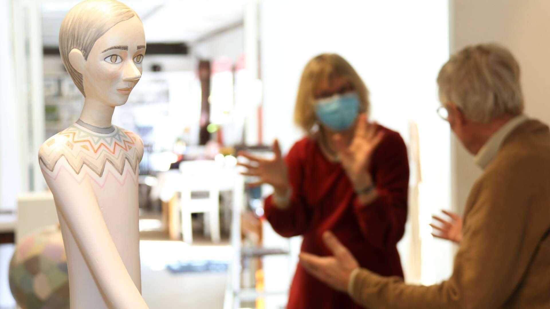Sara Nilsson, Olsäter, ställer ut skulpturer av bland annat en kvinna i papier-maché.