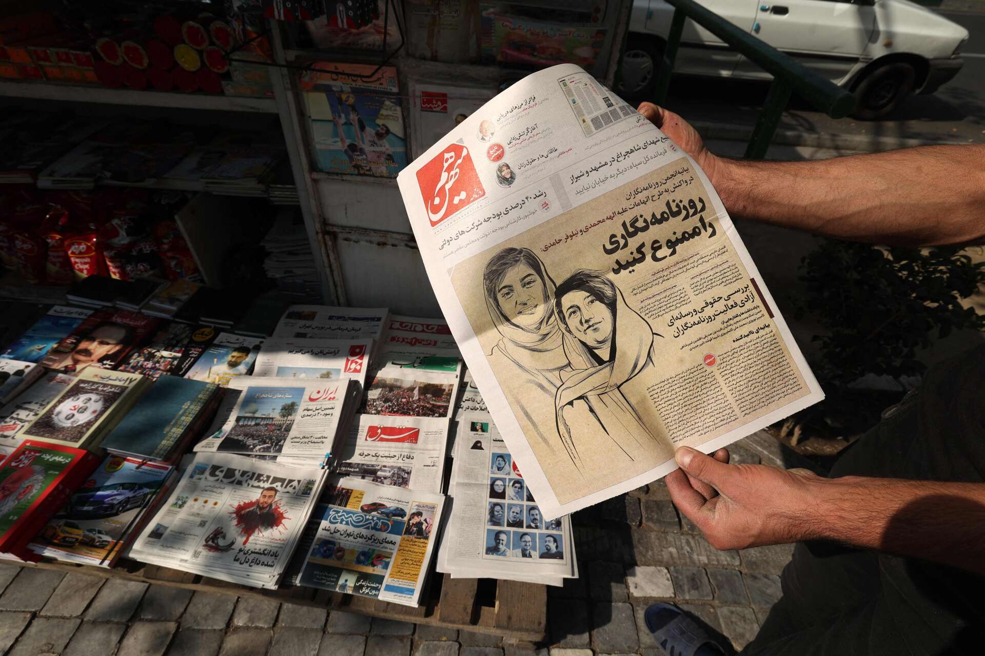 Trots riskerna det medför har journalistföreningar i Iran uttryckt stöd för fängslade Niloofar Hamedi och Elnaz Mohammadi. På bild tidningen Ham-mihans upplaga den 30 oktober.