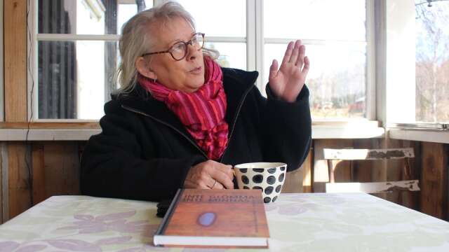 I mitten av 90-talet skrev Arvikaförfattaren Eva Thorstensson boken ”Inte glömma, inte minnas” om förintelseöverlevaren Flora Gladh.