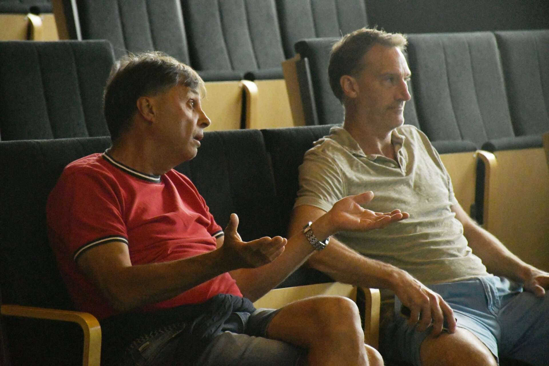 Bengt Krönström och Claes Nordsäter, Sunne tennisklubb, visade tydligt vad de tyckte om att hallen, av allt att döma, inte blir fullstor.