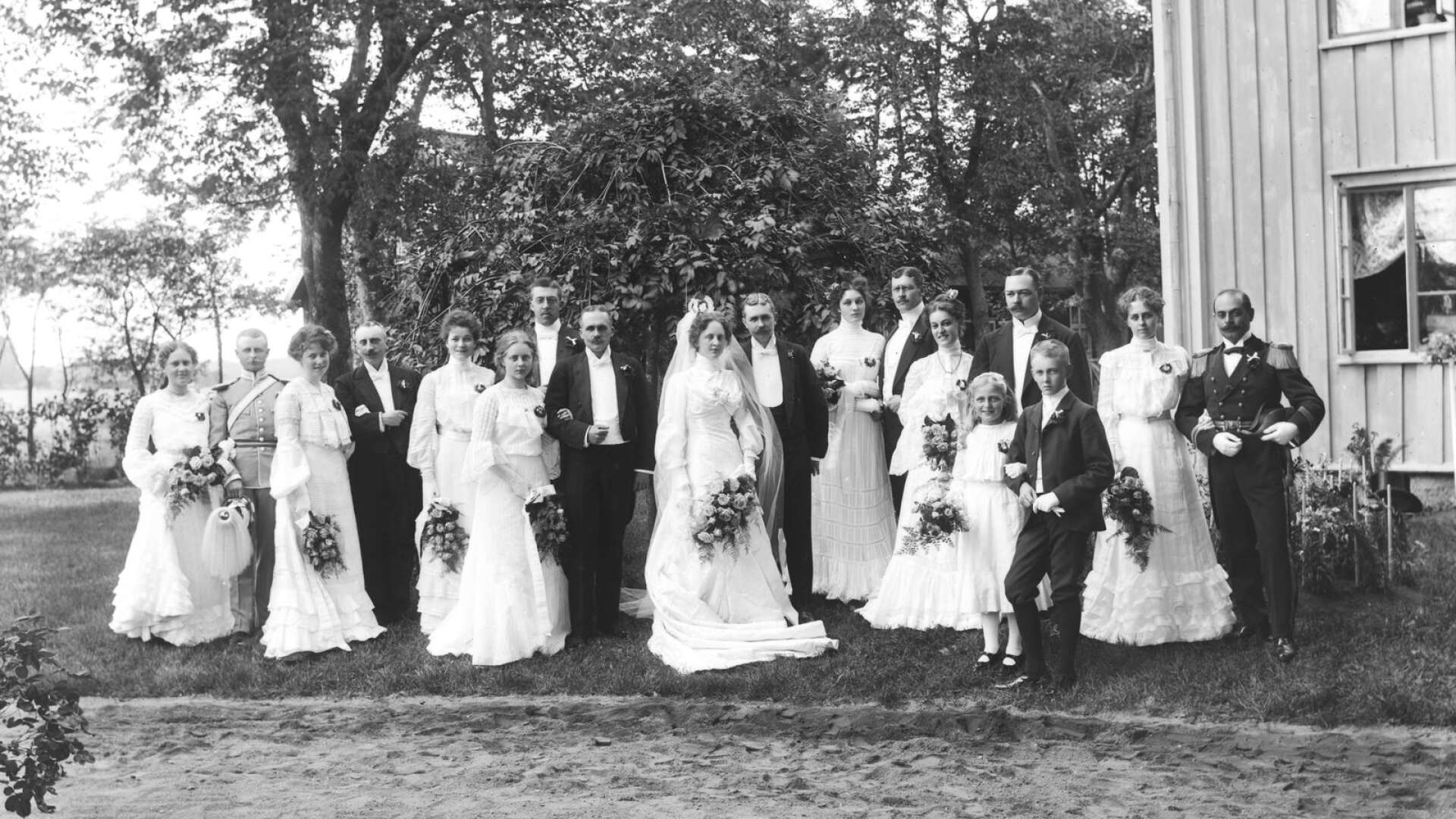 Notarie Otto Ahlrutz har bröllopsmottagning på Sundsta herrgård efter att ha gift sig med en av ägarfamiljens döttrar 1903. Brudens namn finns dock inte noterat.