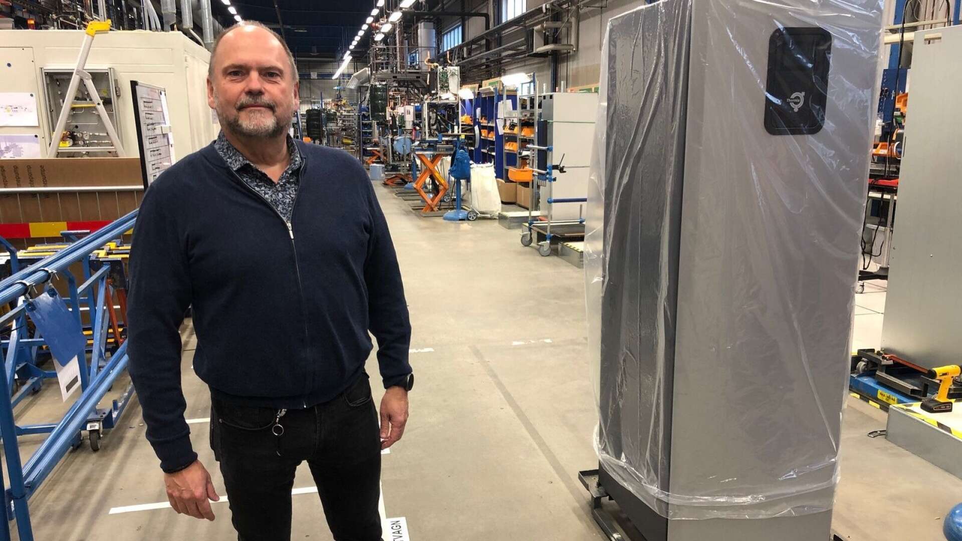 Produktionen av värmepumpar går för högtryck vid Thermias fabrik i Arvika. Nu håller företaget på med en utbyggnad av lokalerna och man räknar med att anställa över 60 personer totalt i år, säger vd:n Magnus Glavmo.