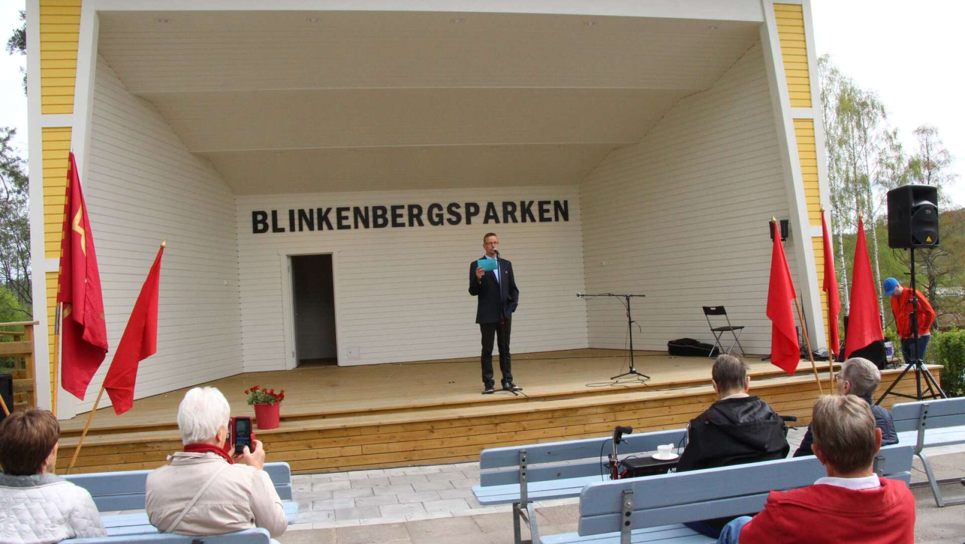 Oppositionsrådet Tomas Pettersson talade vid första majfirandet i Blinkenbergsparken