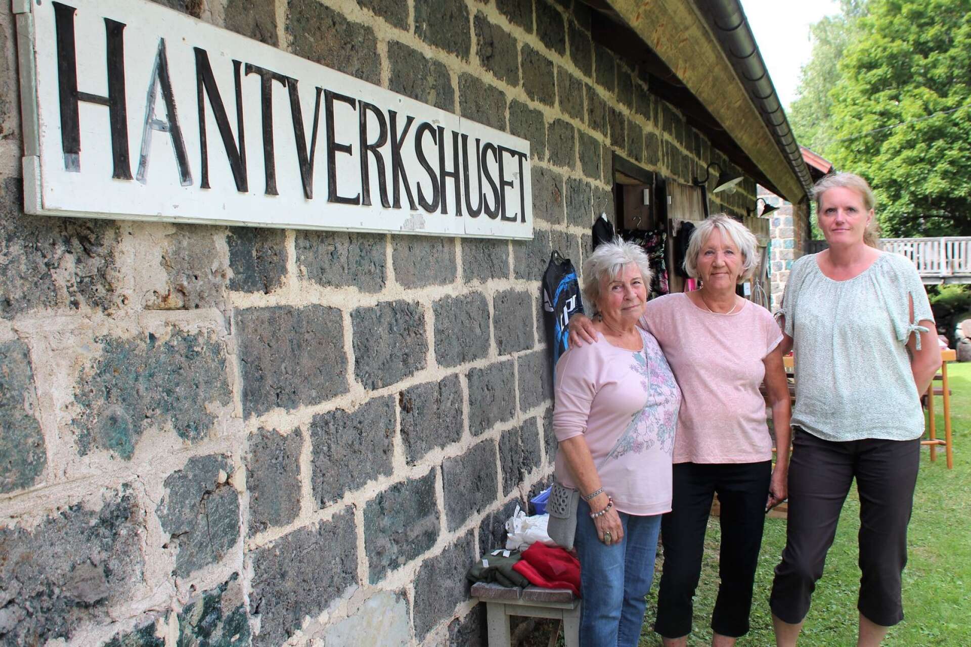 Margareta, Ulla-Lena och Ann-Sofie har sålt sina hantverk i Knappfors i flera år.