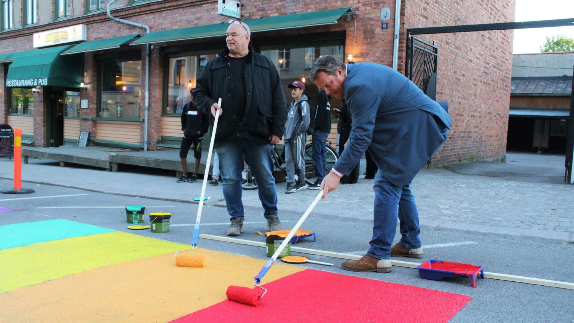 Ett antal politiker från den styrande majoriteten i Åmål uppmärksammade på måndagskvällen homo- och transfobi genom att måla en stor prideflagga .