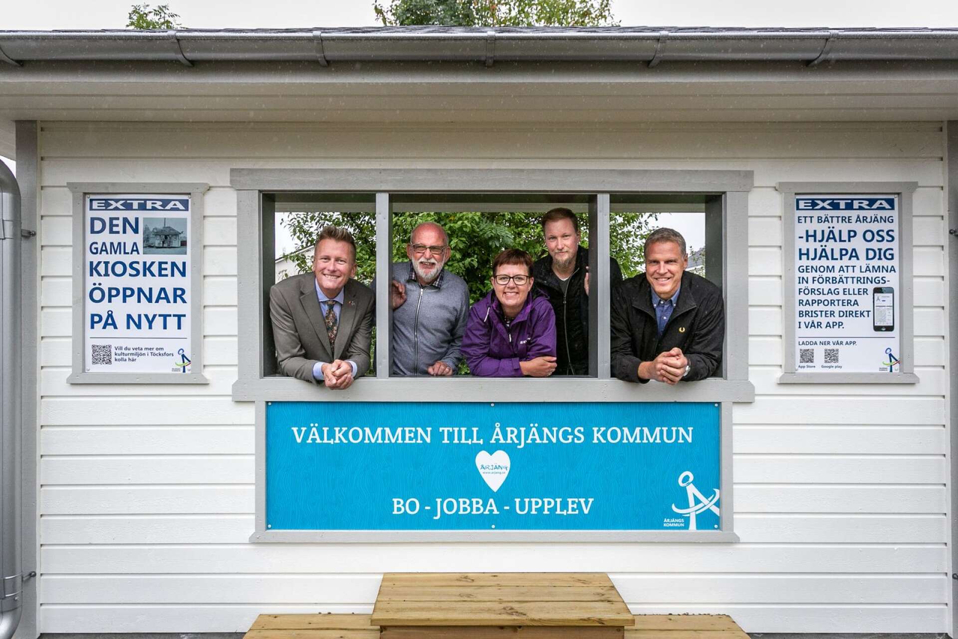 Daniel Schützer (S), Lennart Bryntesson (MP), Anette Eriksson (C), gatuchef Andreas Winborg och samhällsbyggnadschef Peter Månsson i kulissen där barn kan leka kiosk.