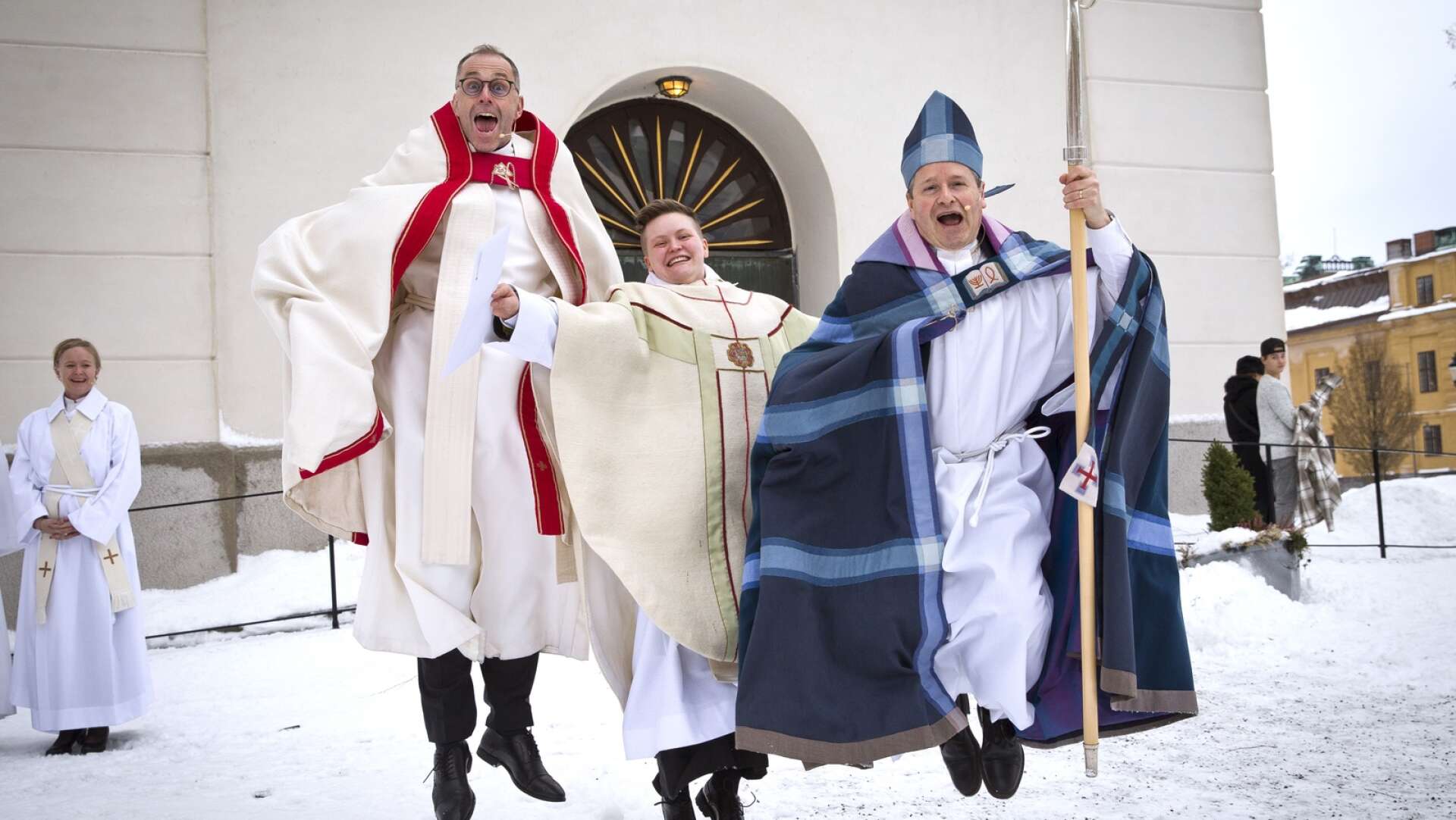 Signe Granfrid vigdes på söndagen till präst av biskop Sören Dalevi  (till höger). Även biskop Ole Kristian Bonden från Hamar i Norge var med.