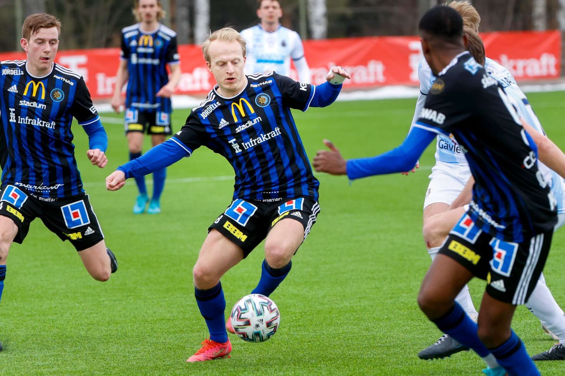 Oskar Alvers lämnar Karlstad Fotboll.