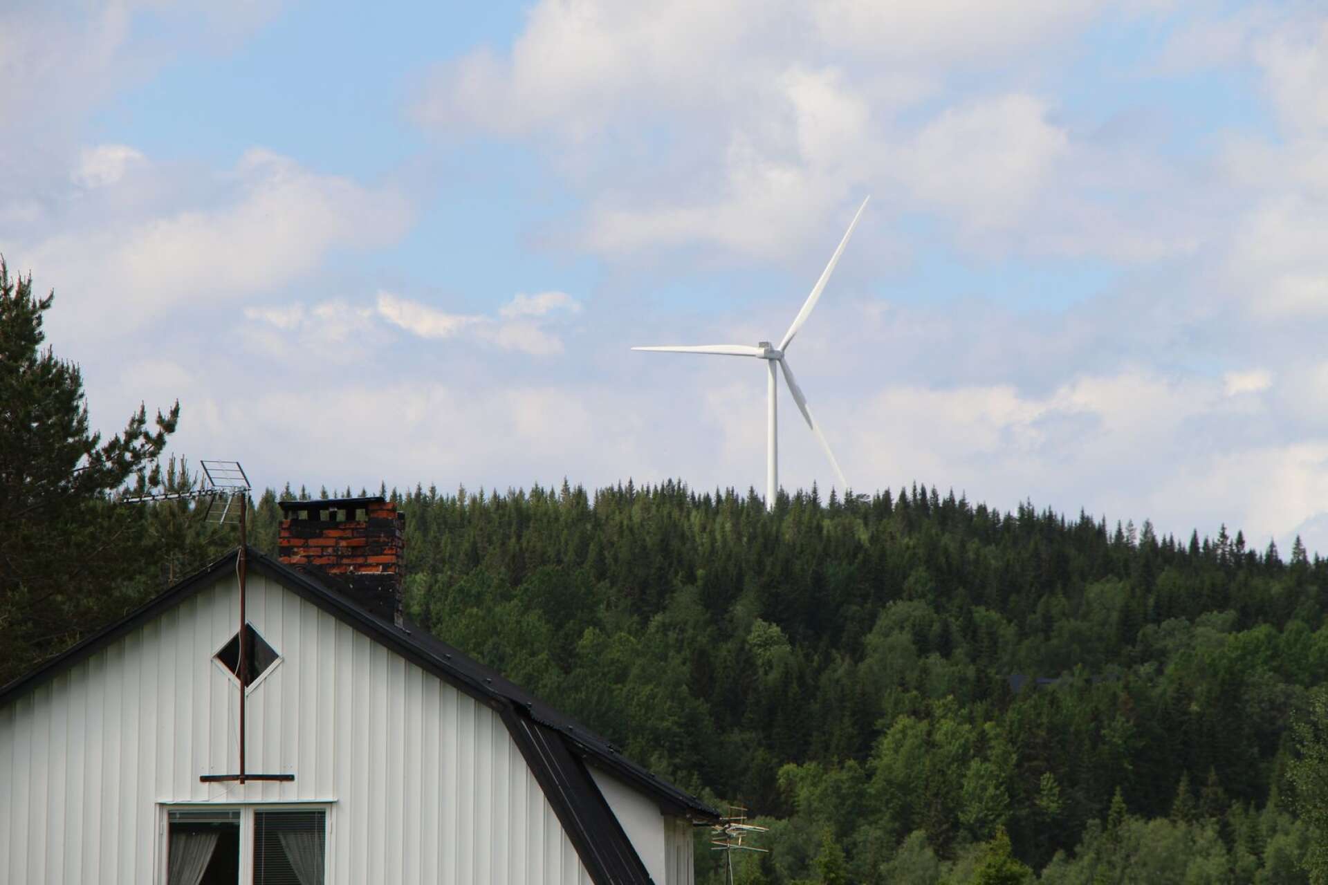 Huset finns i Bastuknappen – vindkraftverket står på norska sidan. Nu sker en gränsöverskridande manifestation mot vindkraft i Höljes.