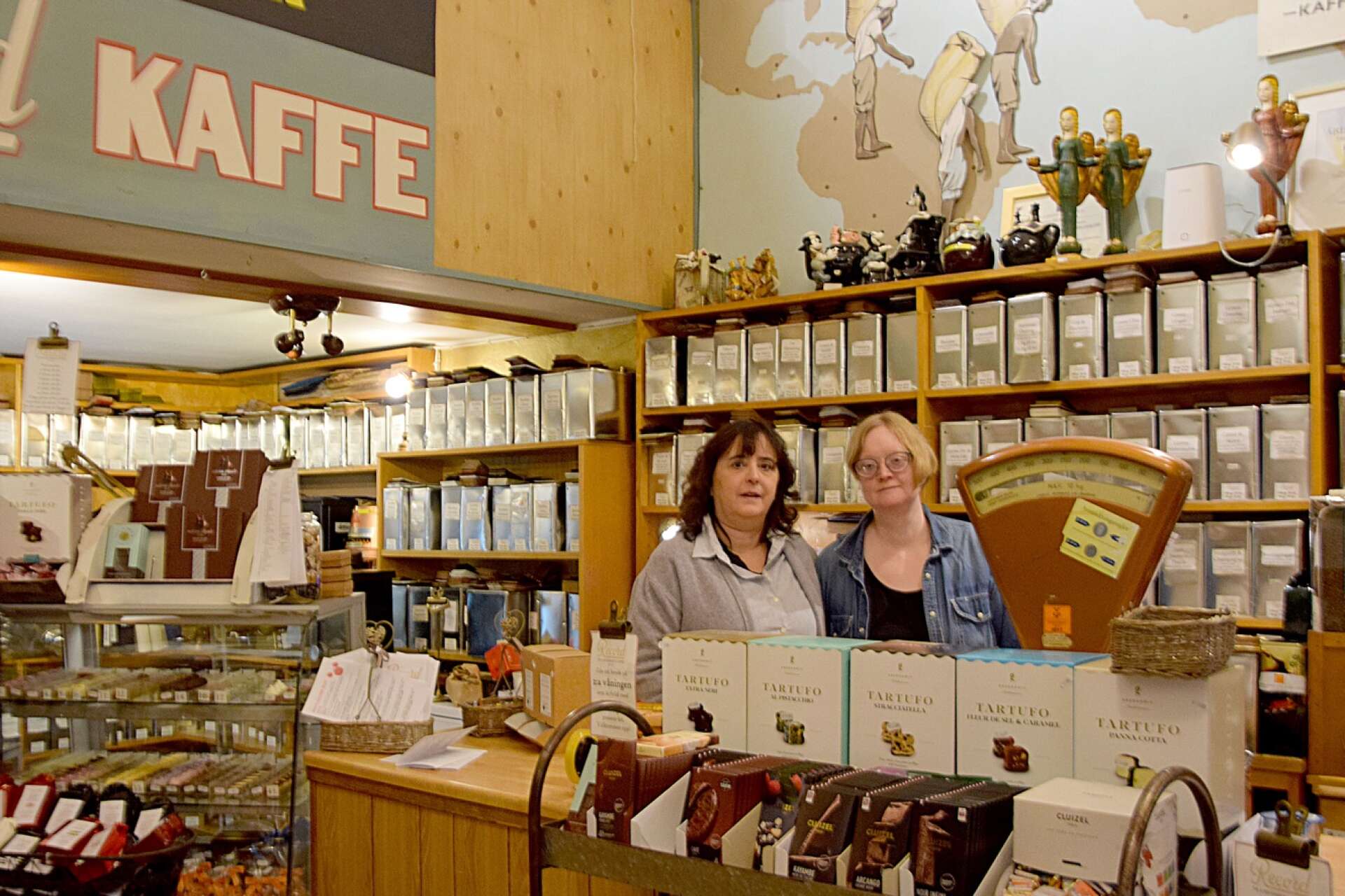 Charlott Berglund tog över Te- och kaffehandeln Record i Skövde 1996. Till höger expediten Jeanette Gradh Karlsson som varit med henne från början.