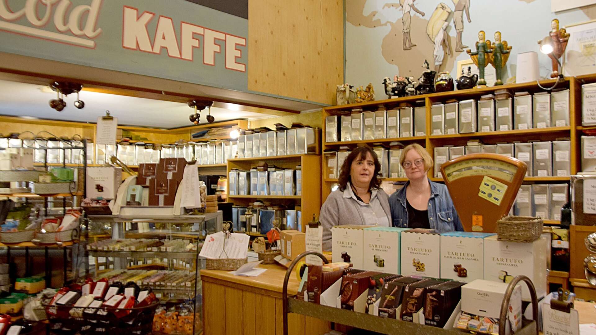 Charlott Berglund tog över Te- och kaffehandeln Record i Skövde 1996. Till höger expediten Jeanette Gradh Karlsson som varit med henne från början.