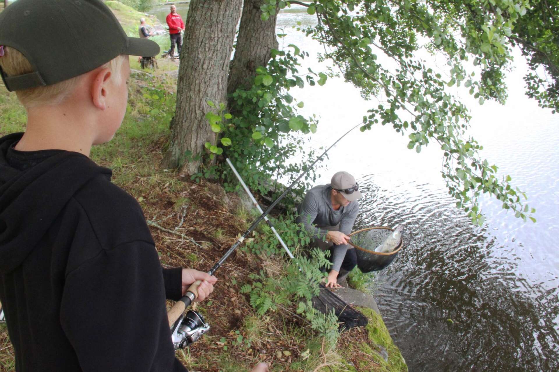Oliver Pettersson fångade en gös på 70 cm, tyvärr mätte den över maxgränsen på 65 cm och de fick släppa tillbaka fisken i vattnet. 