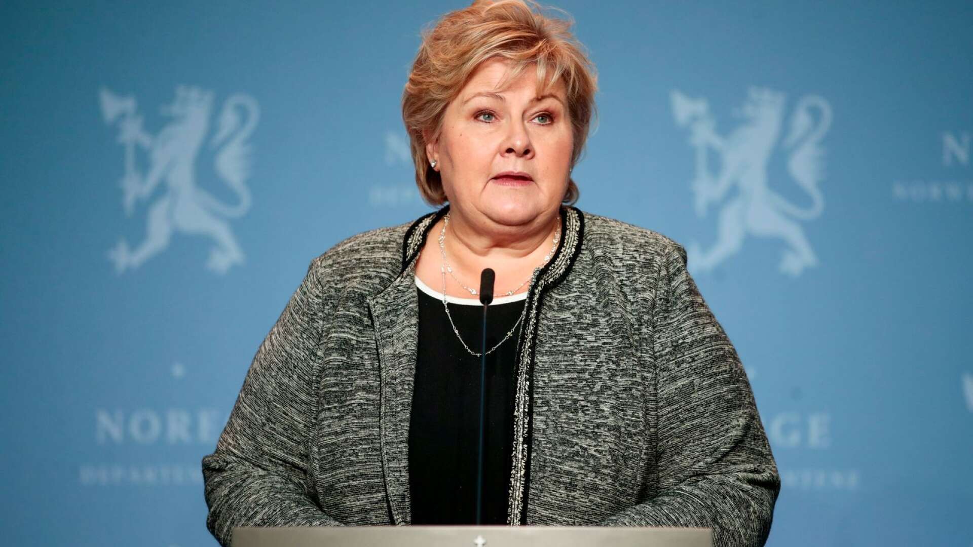 Statsminister Erna Solberg var tydlig med att mobbing av svenskar på norska arbetsplatser för att de påstås sprida smitta inte är acceptabelt.
