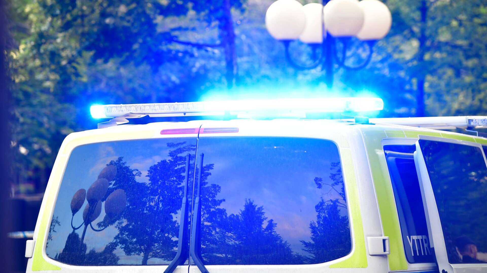 En polisbuss blev under lördagskvällen saboterad i centrala Karlstad.