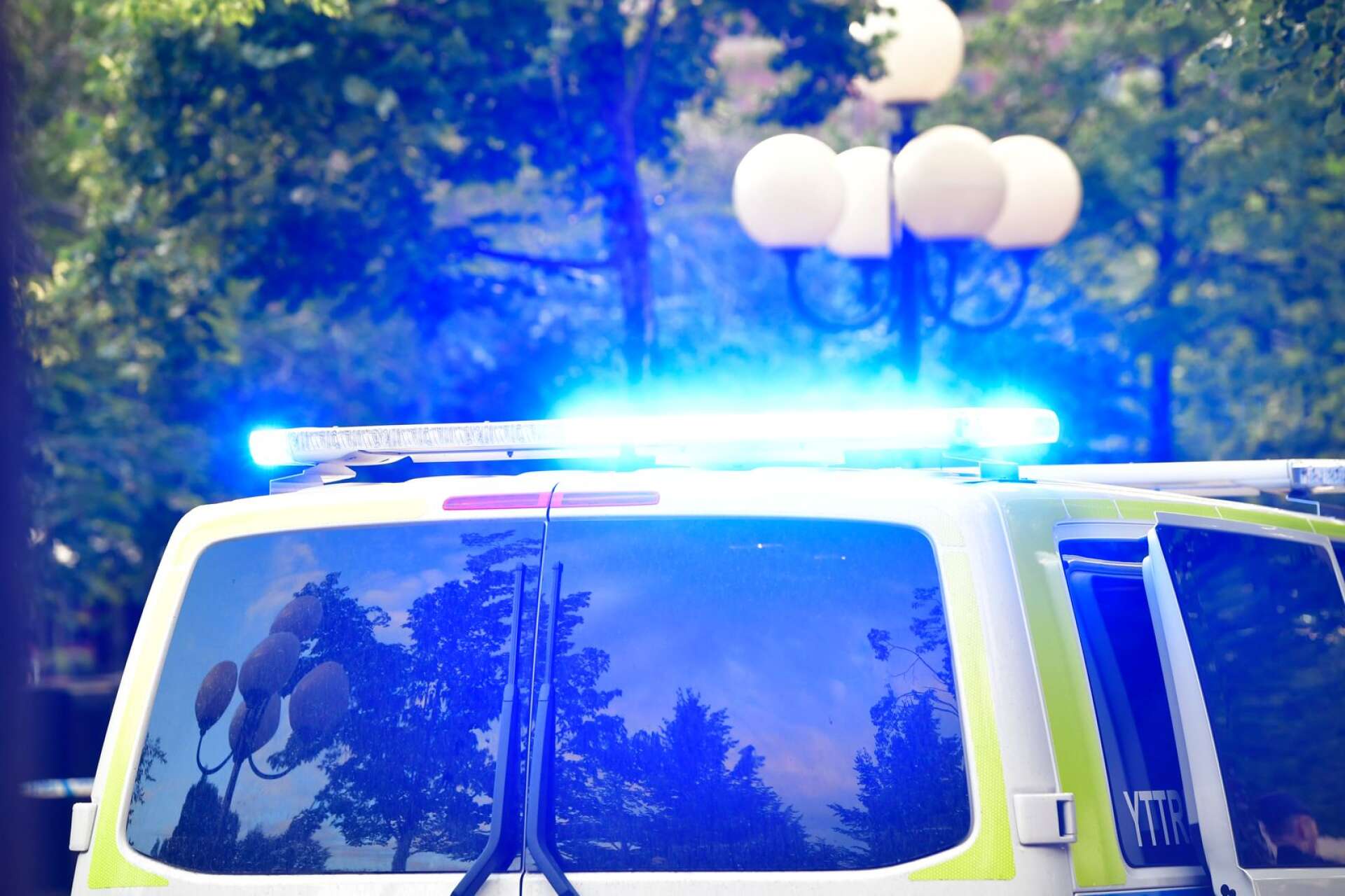 En polisbuss blev under lördagskvällen saboterad i centrala Karlstad.