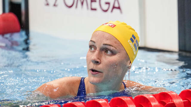 Sarah Sjöström simmade på 24,26 och tog sig vidare till lördagsmorgonens semifinal på 50 meter fritt.