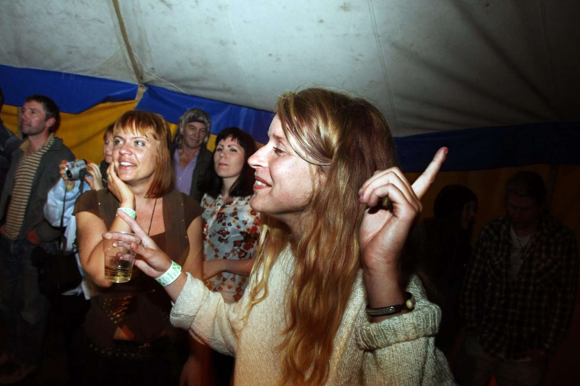 Glada åskådare dansar i tältet där en av scenerna finns. Bild från tidigare år. 