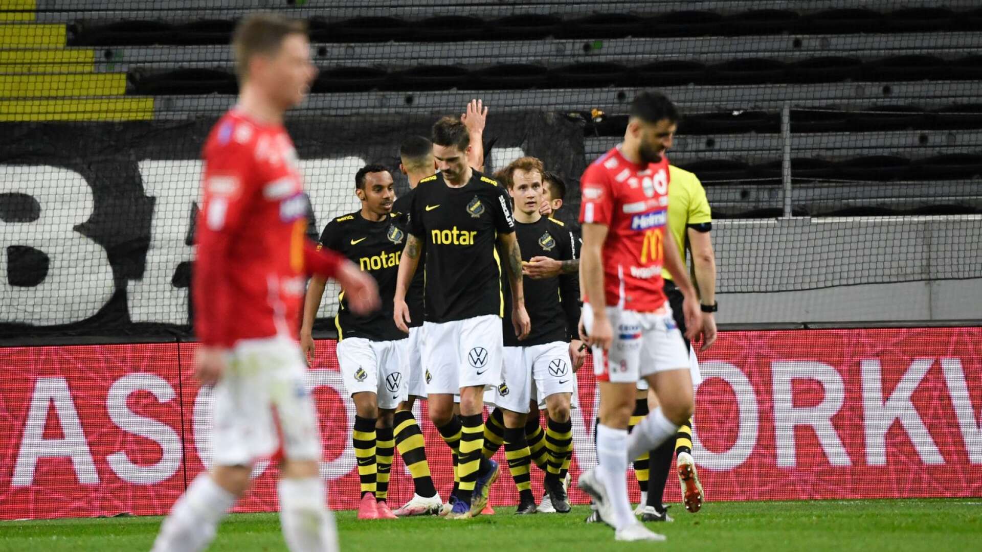 Johan Bertilsson hämtar bollen efter ett av AIK:s två mål.