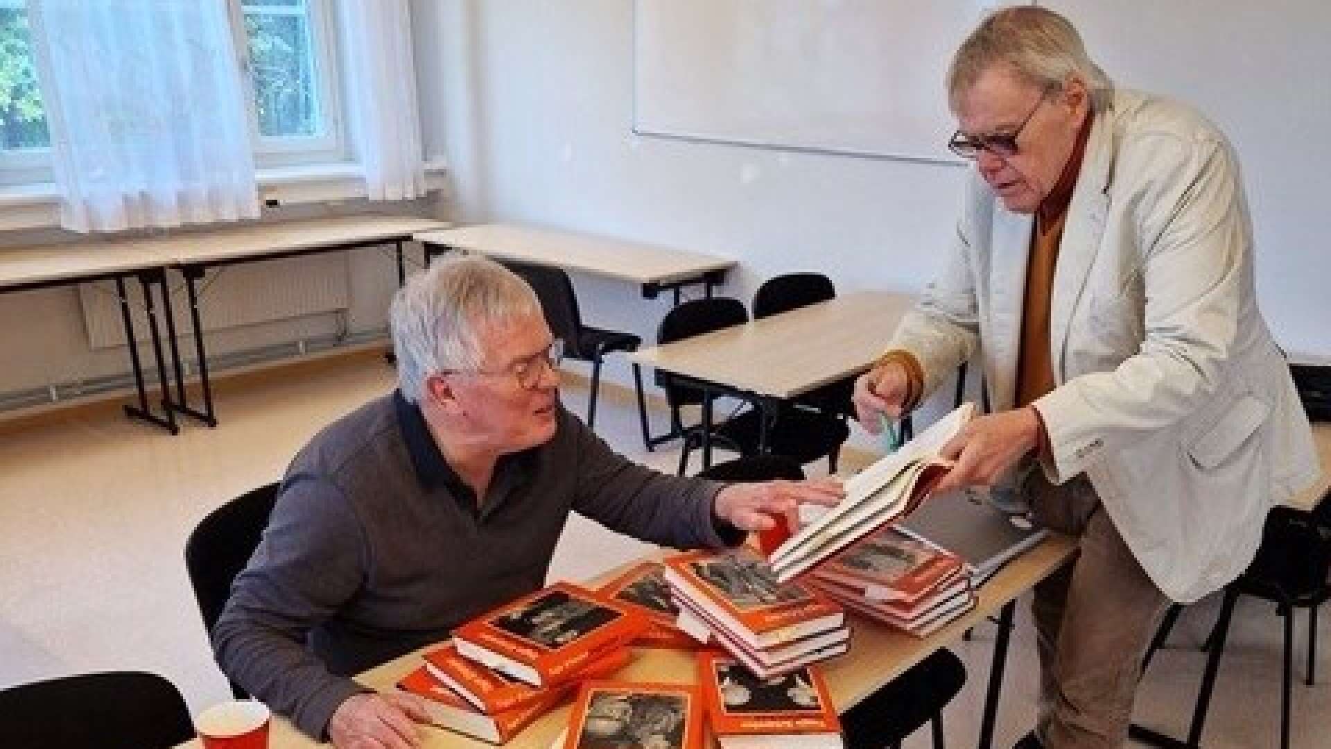 Mats Dahlberg (stående) och Anders Ajaxson har haft Tage Erlanders dagböcker som huvudkälla för sin presentation. Dagböckerna gavs ut av sonen Sven Erlander 2001-2016 och består sammanlagt av 17 volymer. 