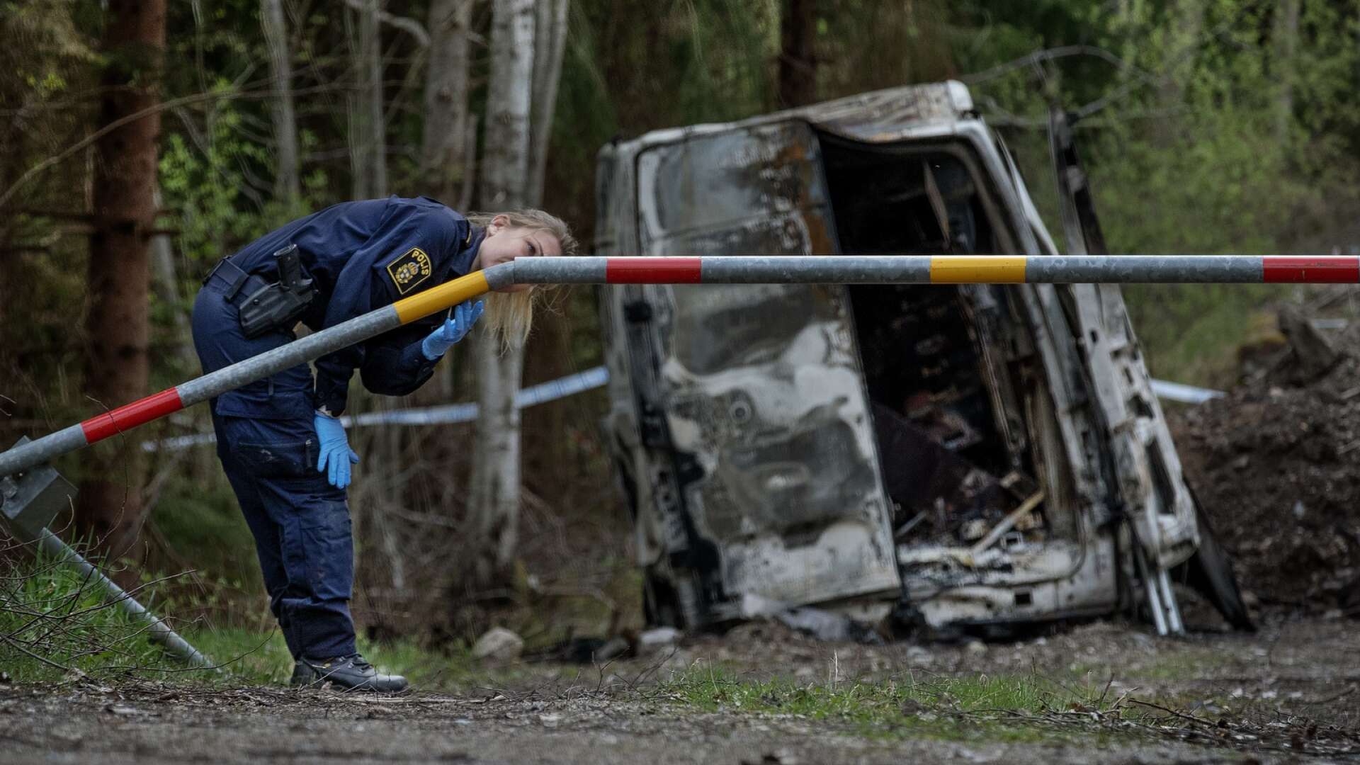 En man hittades avliden och brännskadad i Gyttorp på söndagen. Innanför en vägbom stod även en utbränd skåpbil.