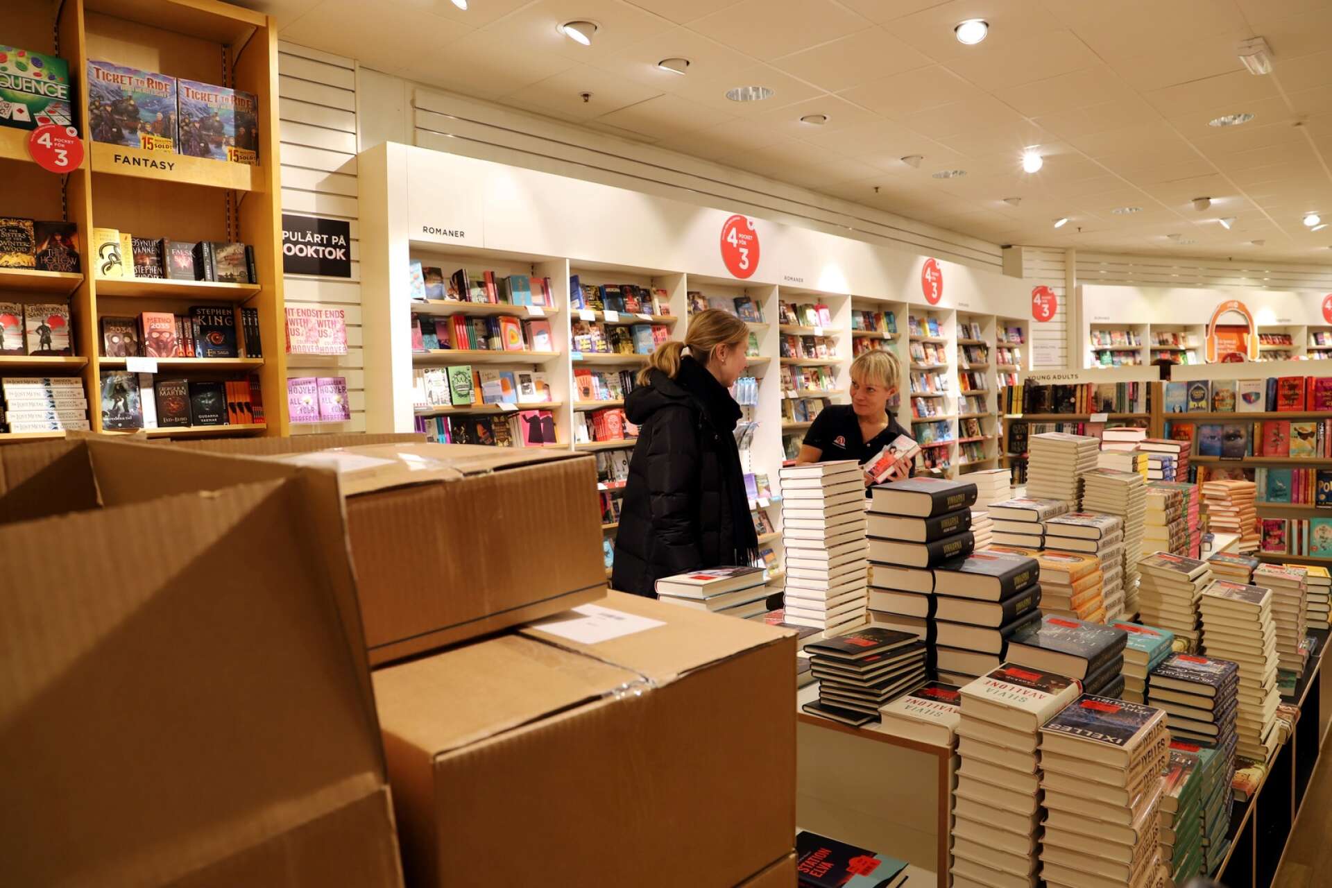 Kartongerna och bokhögarna tornar upp sig i bokhandeln. Det är bokrea på gång: tisdagen den 21 februari går starten för årets rea.