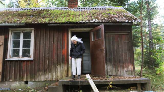 Birgitta Ehn besöker sitt föräldrahem i Bällefors som har stått öde i många år.