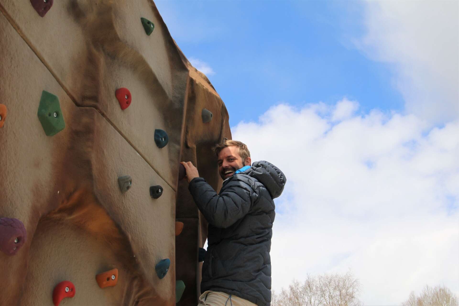 Daniel Berg, projektkoordinator på Karlskoga kommun, provklättrar den högre stenen som uppmäter drygt fyra meter.