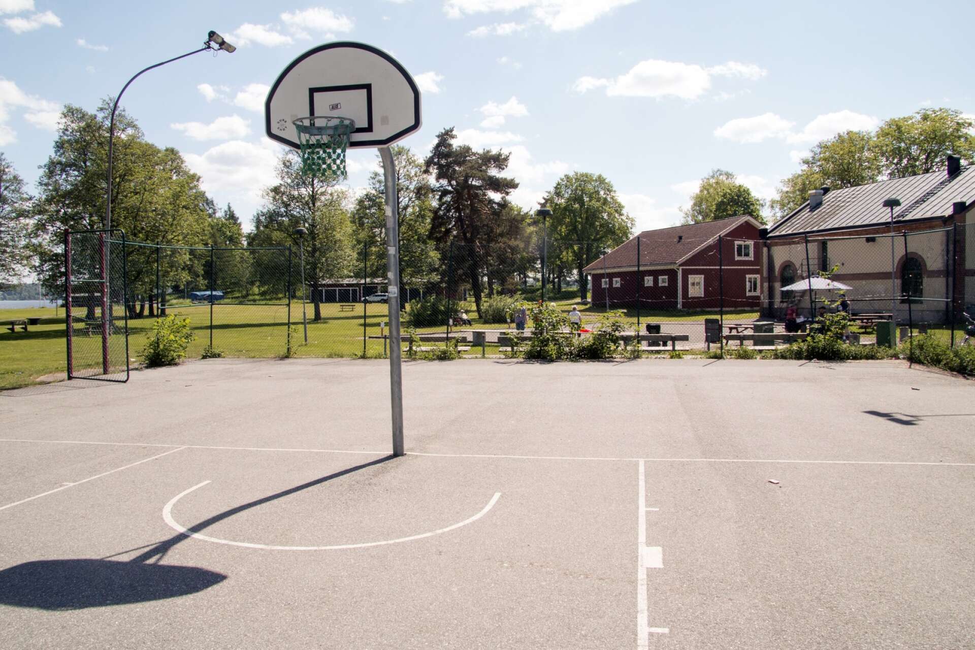 Basketplanen på Näset i Karlskoga är tänkt att förvandlas till en padelbana.